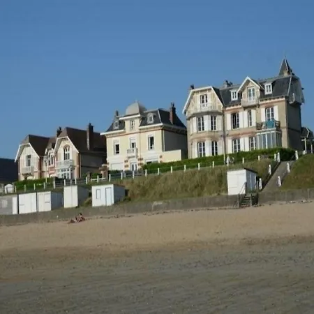 A Dans En Front De Mer De Type F3 Avec Balcon *